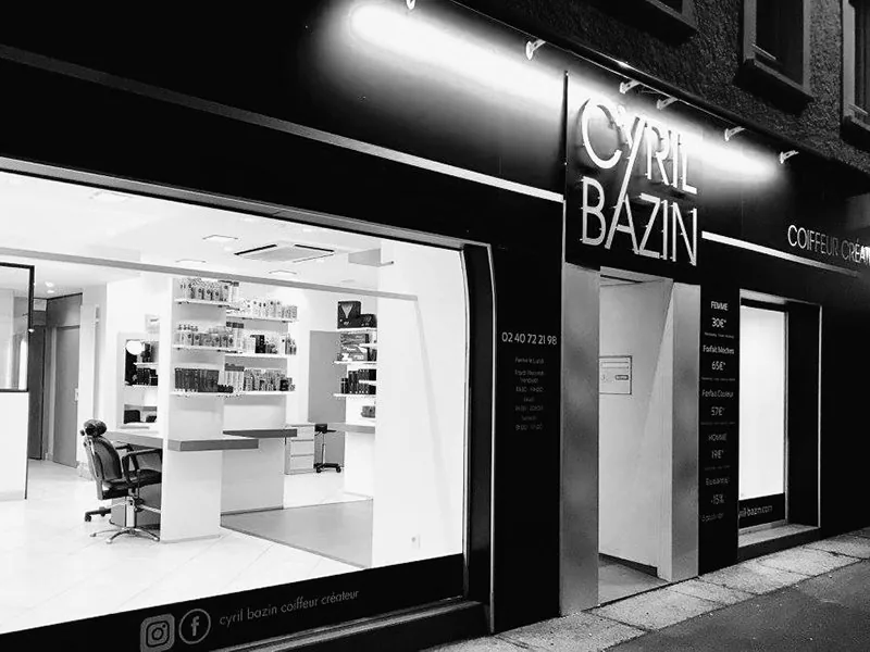 Devanture du salon Cyril Bazin, coiffeur créateur, de nuit