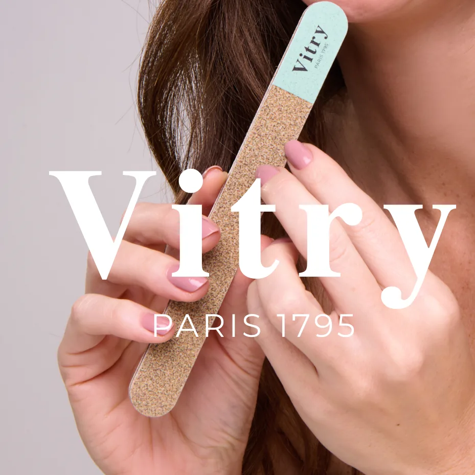 Lime à ongles Vitry tenue dans une main, logotype Vitry Paris 1795